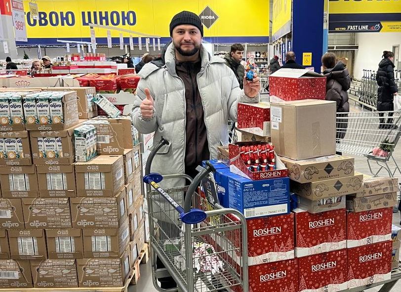 Юні кікбоксери замість вечірки подарували свято дітям без батьків